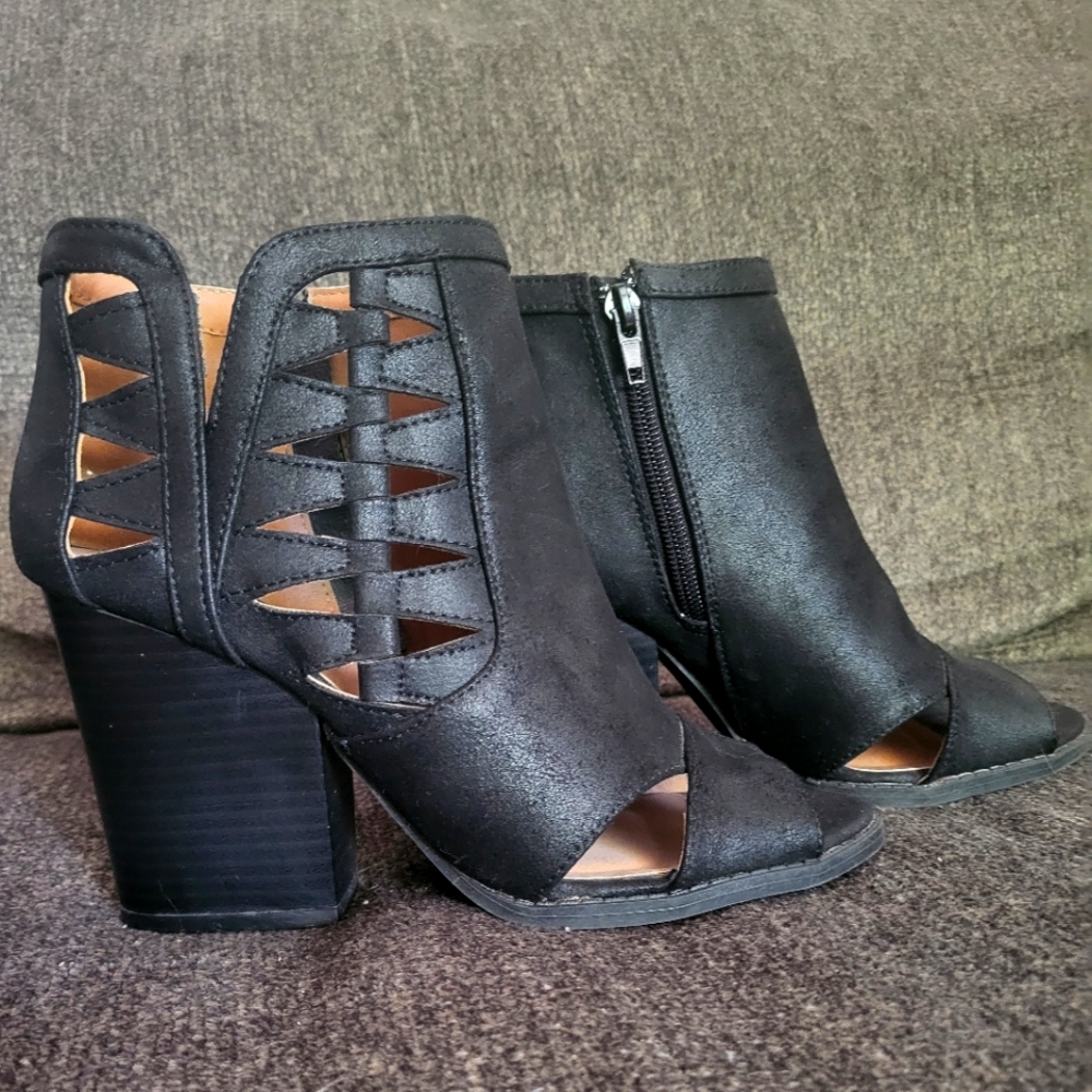 Peep toe heeled sandals